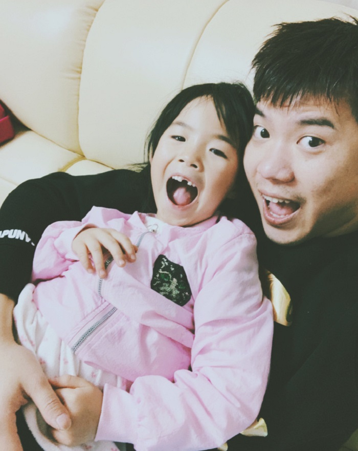 黄奕女儿近照曝光,颜值意外成焦点,笑起来和黄毅清越来越像!