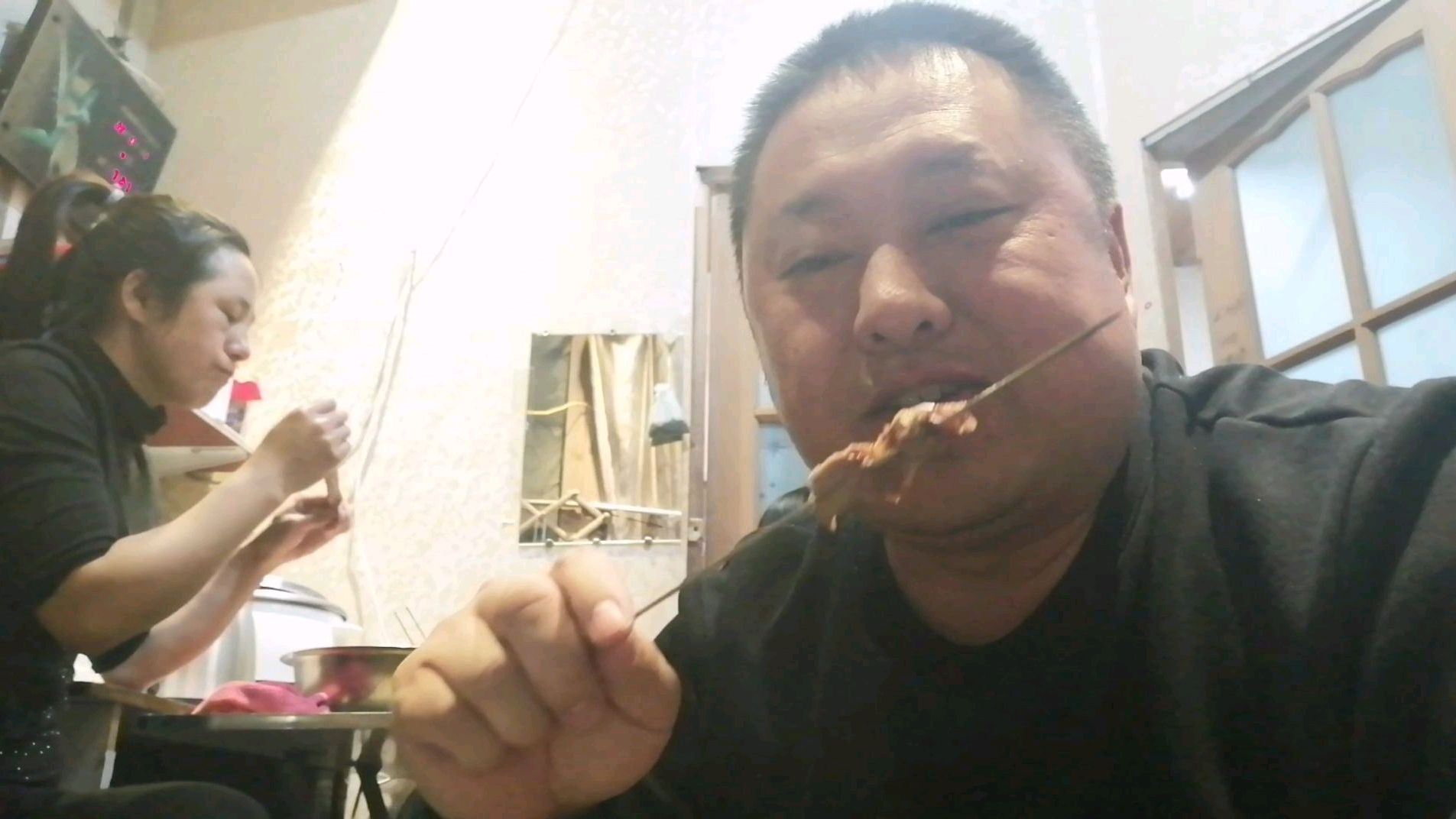 农村大哥晚上又加了顿烧烤,烤鸡脖子和鸡胗,瞅着颜色就馋人