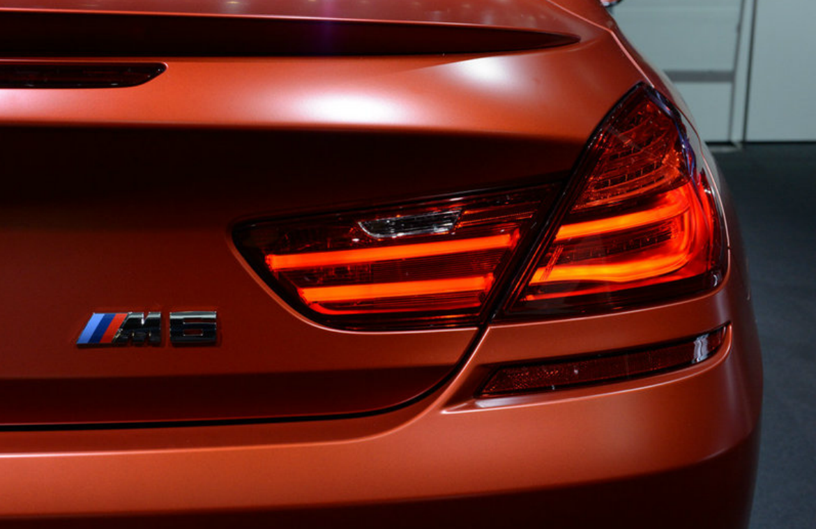 这款车尾灯的设计也是很不错的,看起来很有个性,实际点亮后效果也很