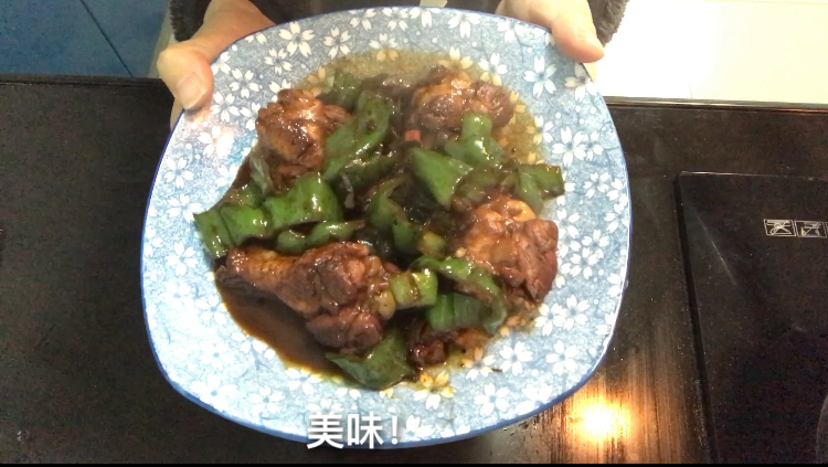 小叶加班回来,犒劳自己4个香辣鸡翅根!巴适极了!