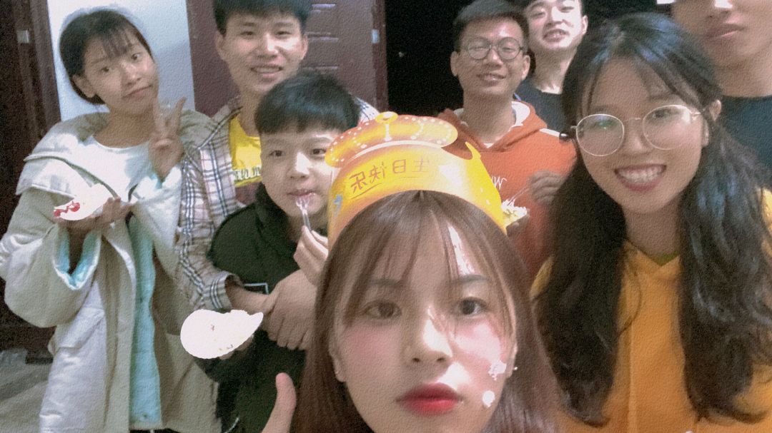表妹过18岁成人生日,小软买大蛋糕和弟弟妹妹一起庆祝,超级开心