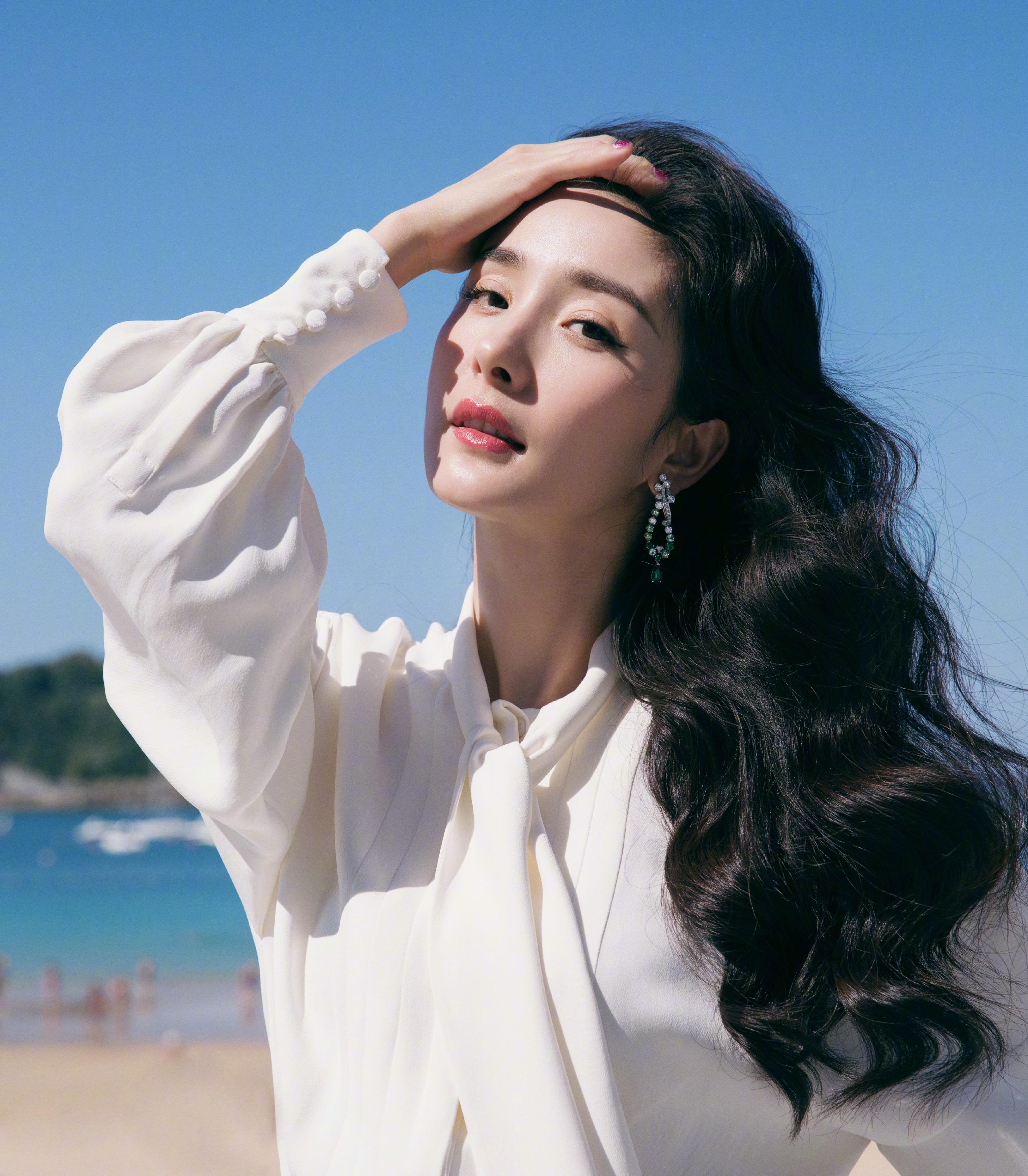 杨幂不仅长相好看,人缘好,穿衣风格也十分高超,潮流感十足