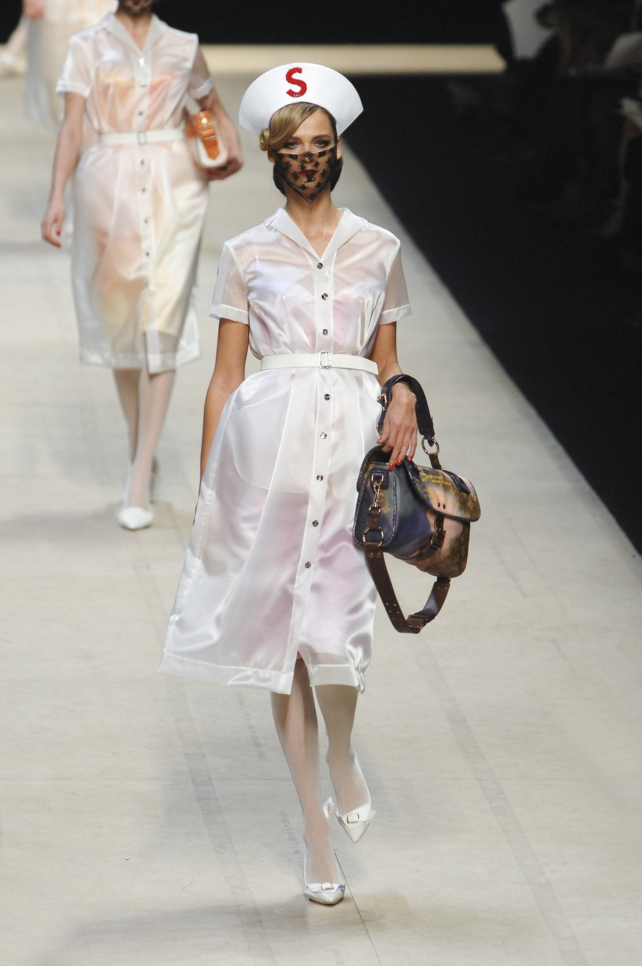 lv最经典的大秀开场,模特蕾丝覆面,网友:看眼和台步识人系列