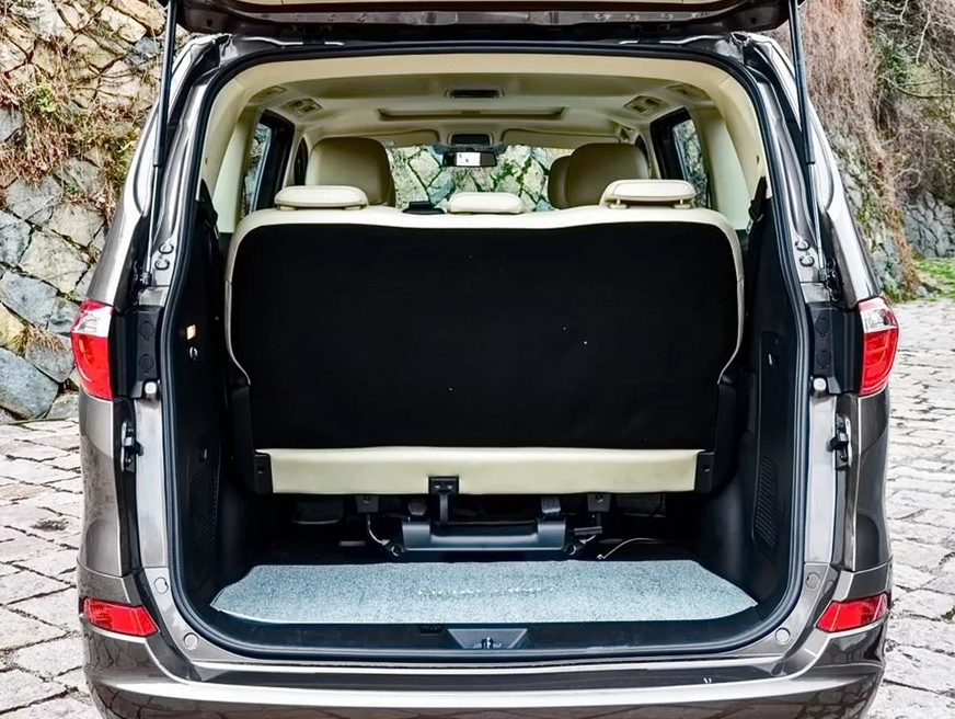 后备箱空间足够大,小型外出婴儿车不用收,直接放就行尾箱空间还可以