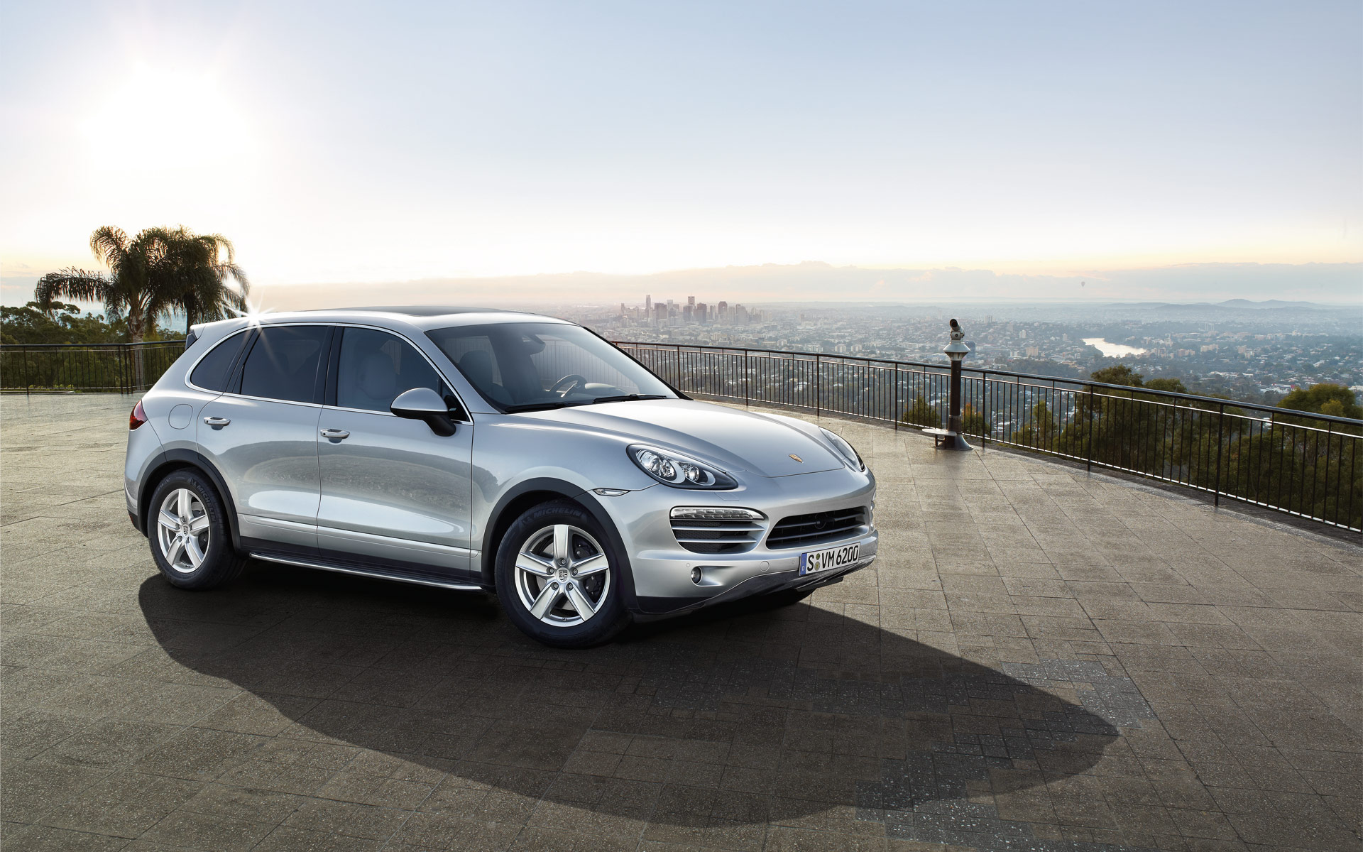 这个弯道角度比较大,但是这辆黑色汽车却安稳地拐了过来.