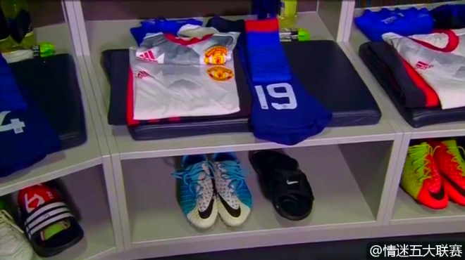 曼联更衣室一览无余!红魔队友将身穿蓝色球衣出战