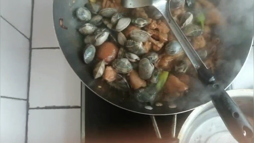 三口人的午餐,农村妹子做的哈喇鸡,出锅后真好吃
