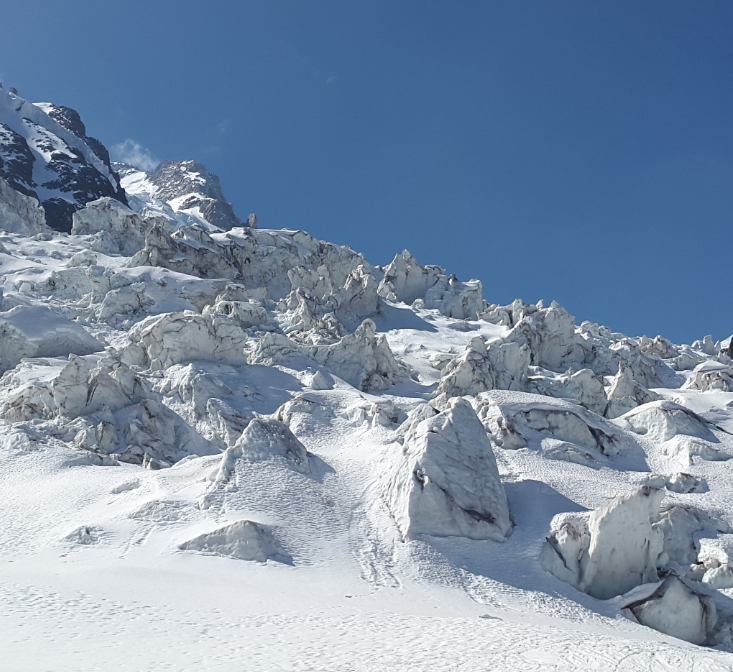 雪山上有非常多突出的石头,上面覆盖着白色的雪,让人不想回家