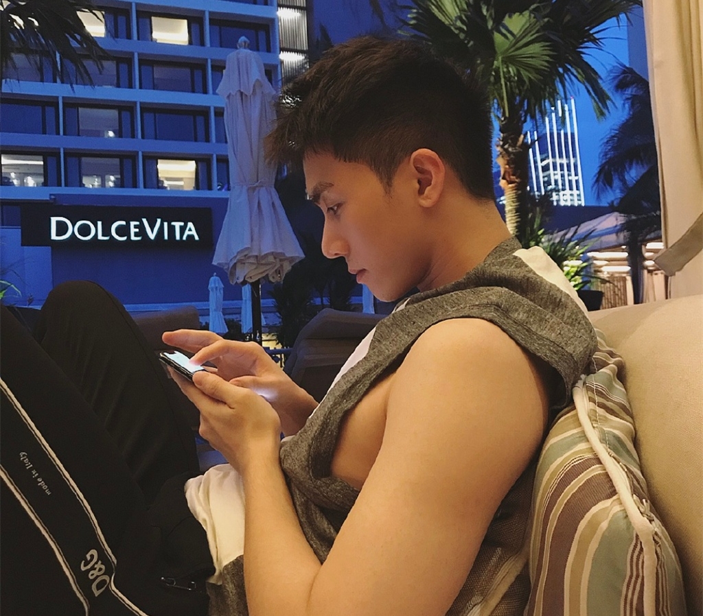 "国民哥哥"吴大伟近照大变样,发型放飞面容憔悴,改路线了?