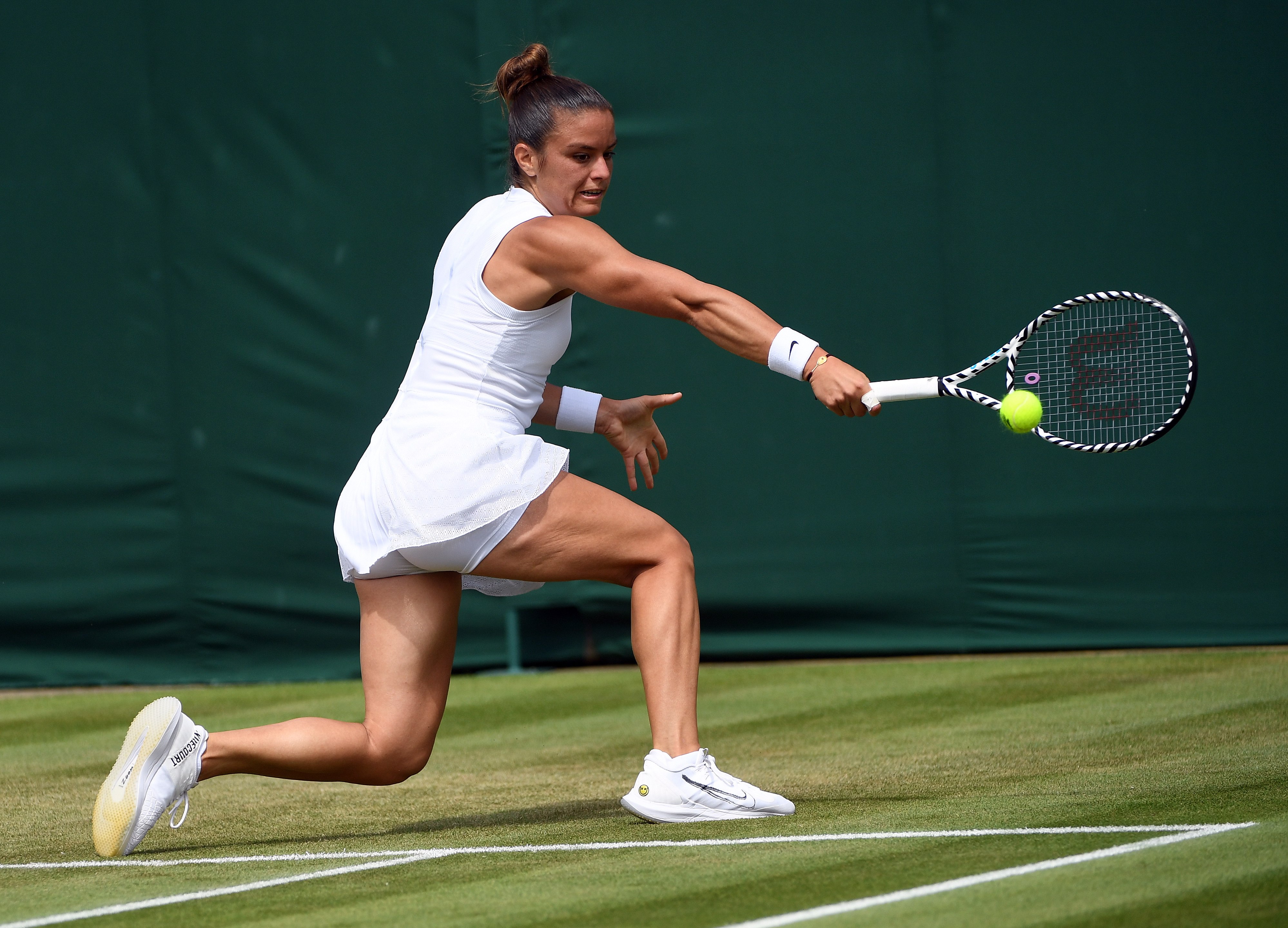 温网:斯维托丽娜胜萨卡里    7月5日,希腊选手萨卡里在比赛中回球