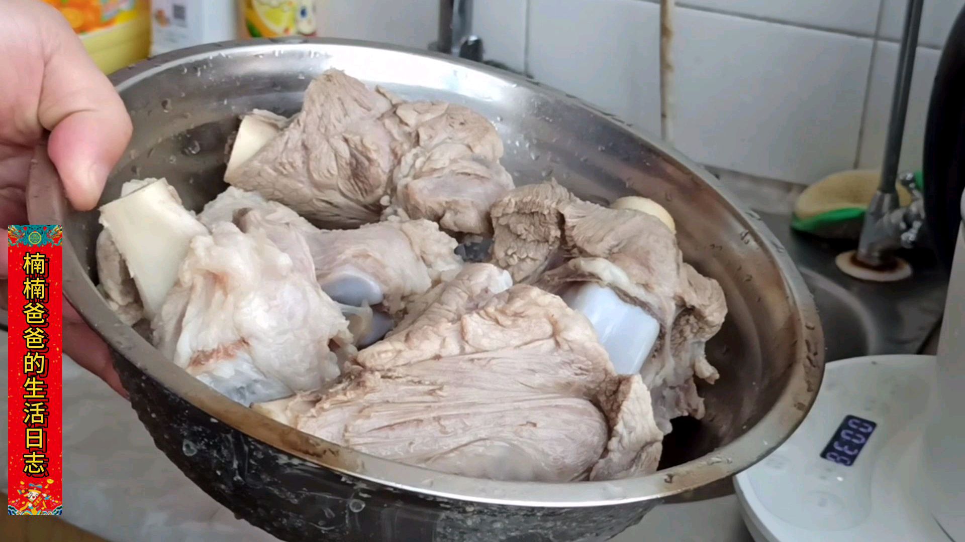 楠楠爸爸晚上露一手,做了猪肉大骨汤,这手艺可以呀