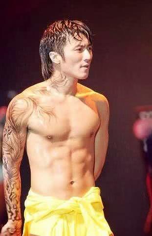 谢霆锋才是颜霸,素颜皮肤嫩得像20多,这腹肌连彭于晏都会嫉妒