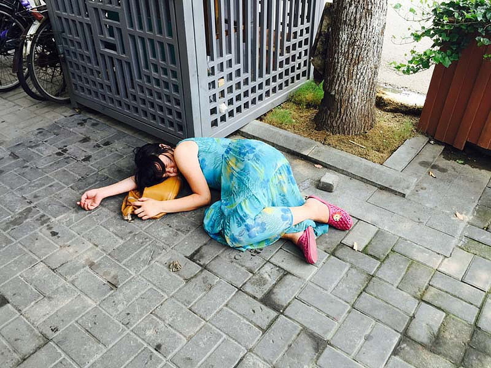 女子醉酒吐车上却扫不出20元赔偿,司机怒骂"不要脸"  福建厦门发生一