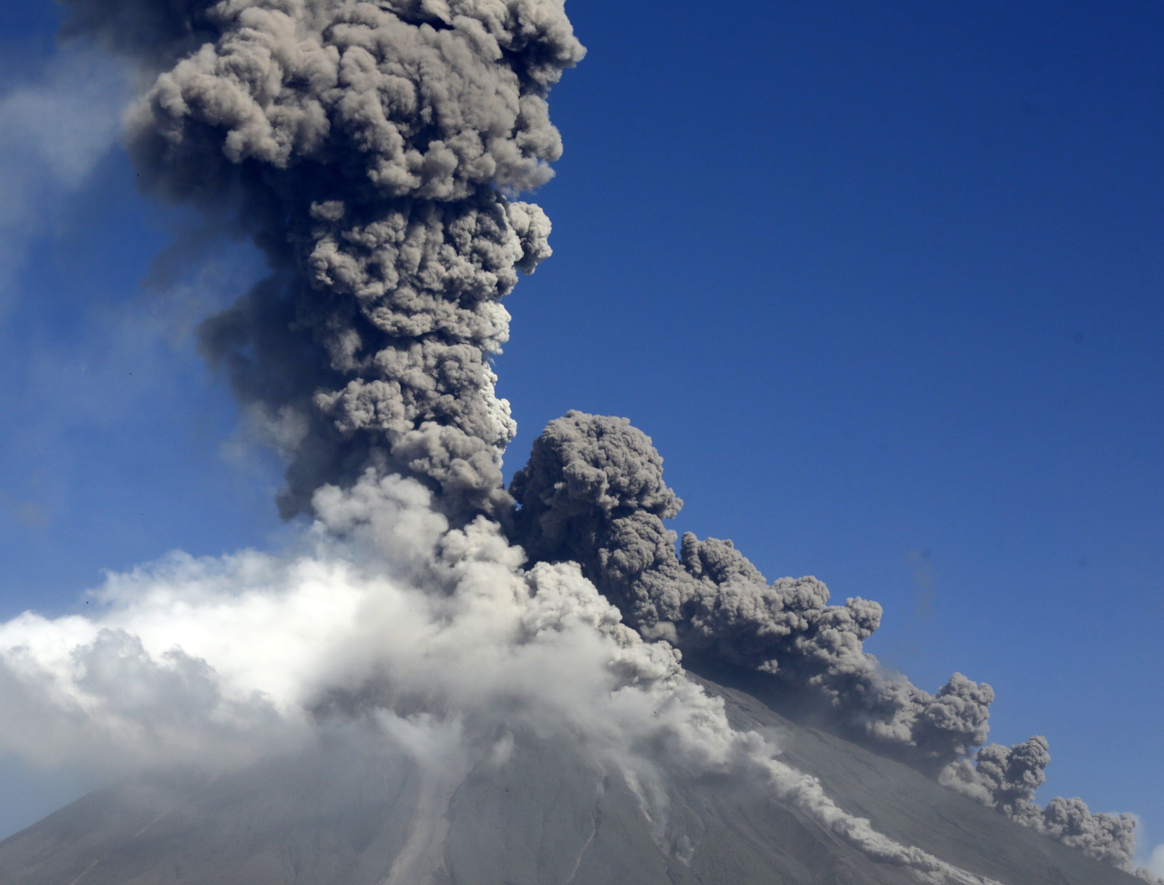 [1](外代二线)菲律宾马荣火山持续喷发