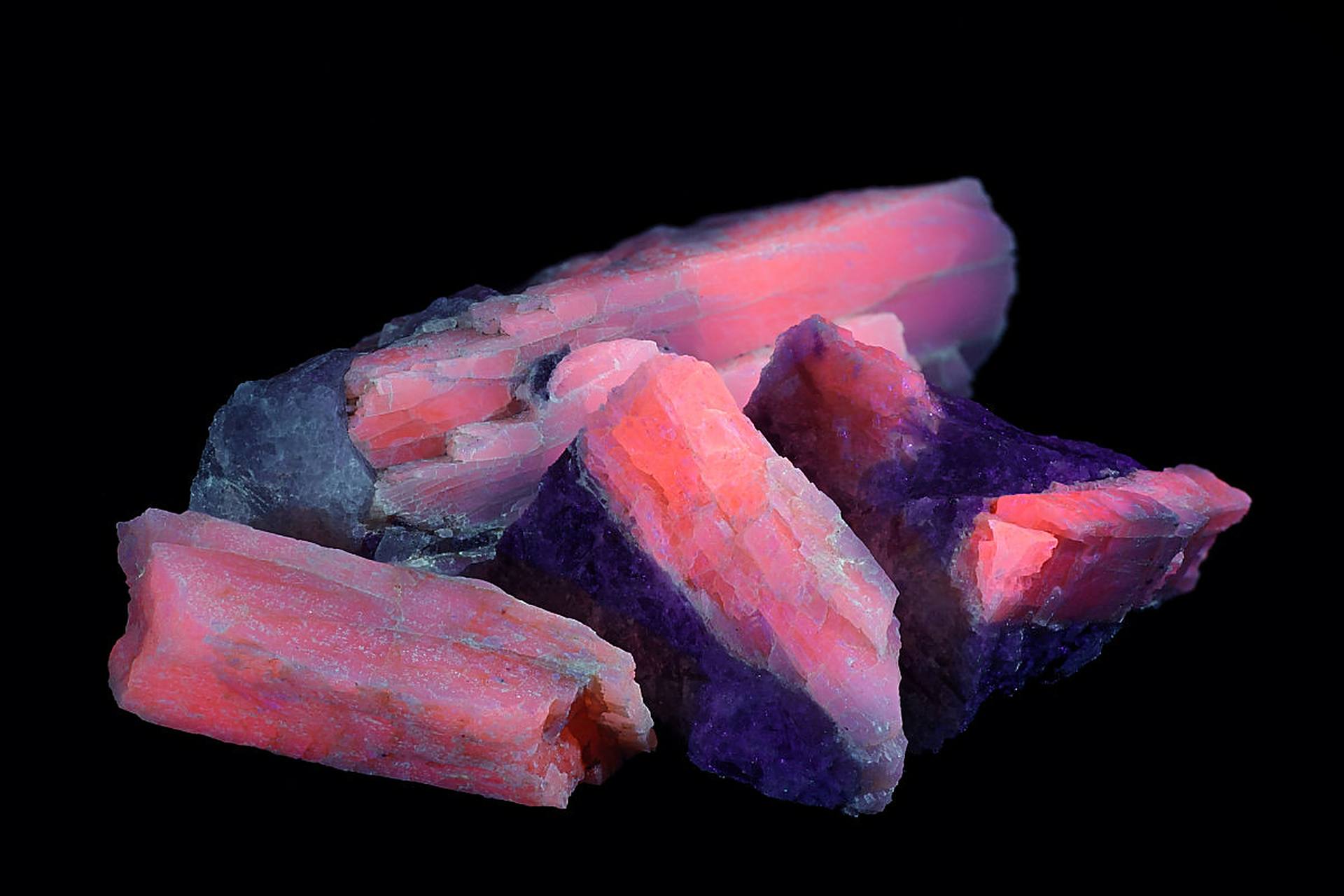 红硅硼铝钙石是一种硼酸盐晶体,其稀有的原因是,在其组合的化学元素中