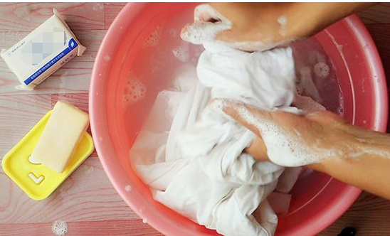 给宝宝洗衣服最好用手洗?宝妈们遵守这3个原则,用洗衣机也可以