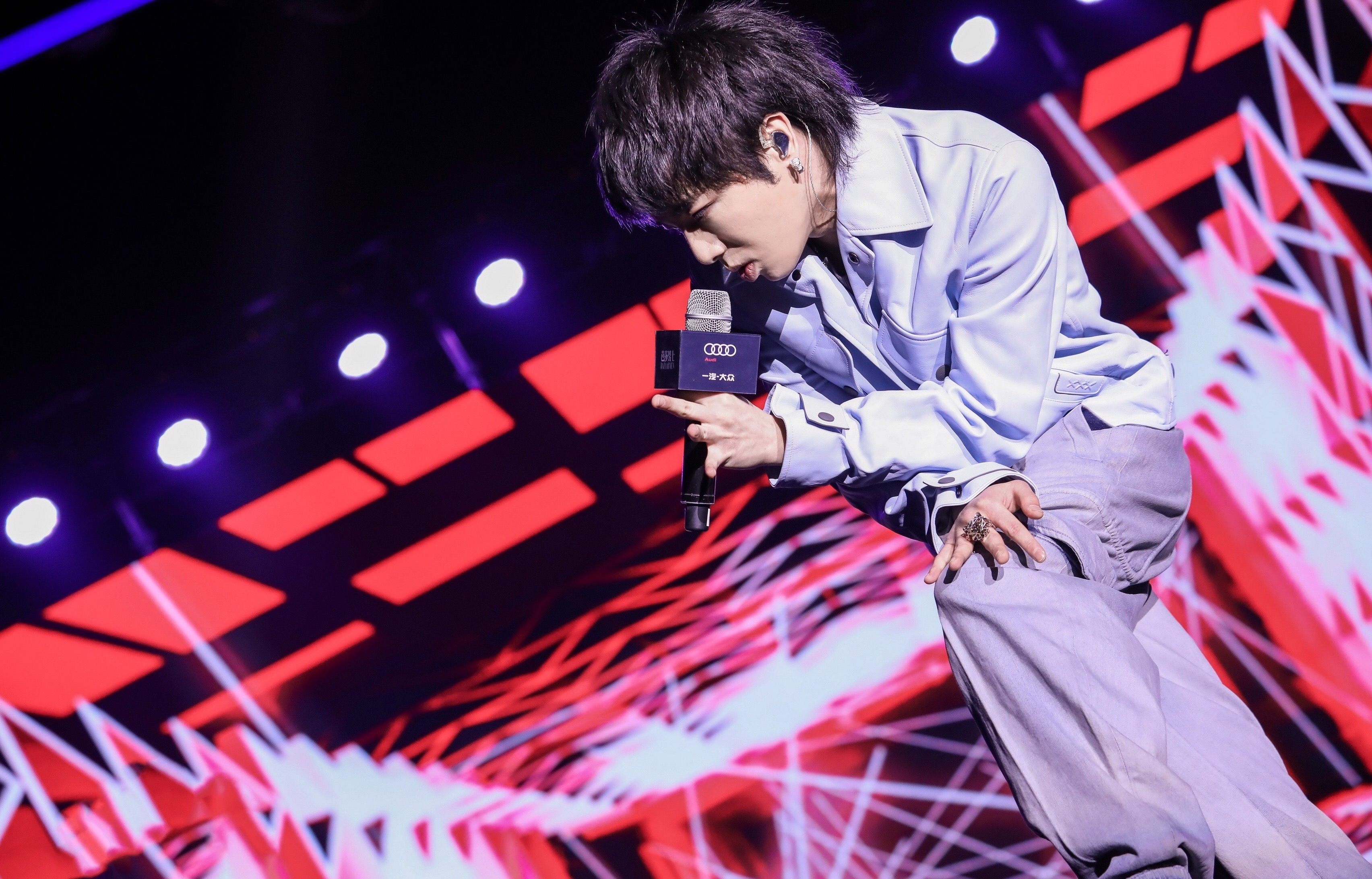 华晨宇压轴献唱燃爆盛典现场,斩获年度最佳歌手,live王实至名归