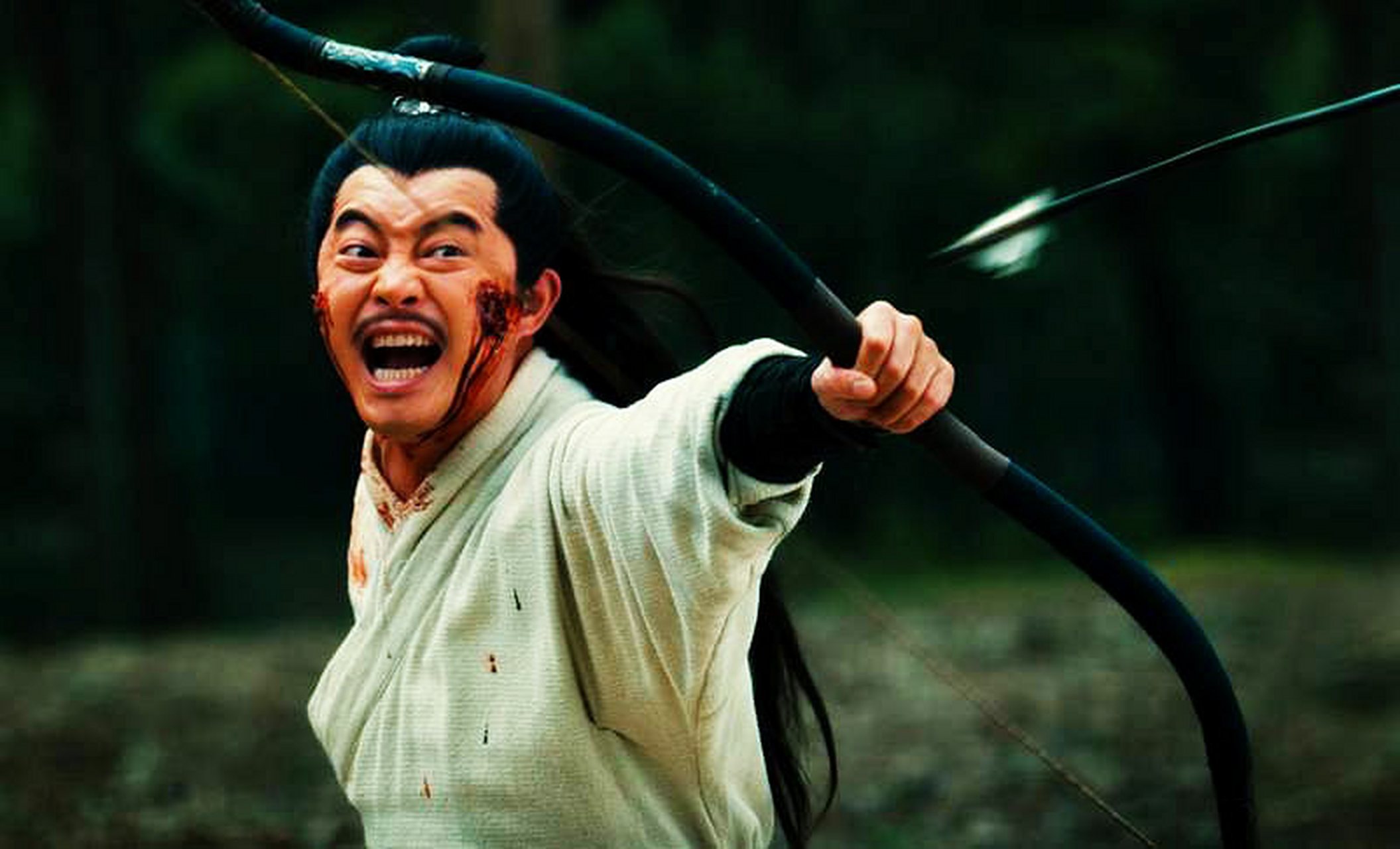 突然草丛中跃出三人,弯弓搭箭,向他射来.