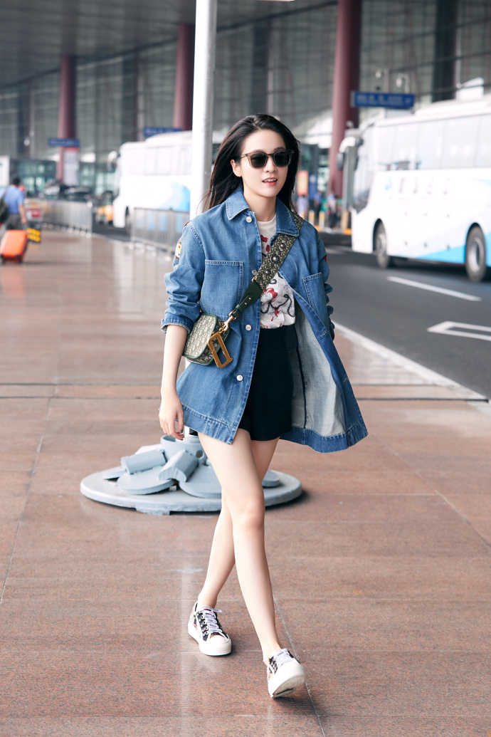 近日:张雪迎现身上海机场,白t外搭牛仔外套,黑色短裙清凉上阵满屏清爽