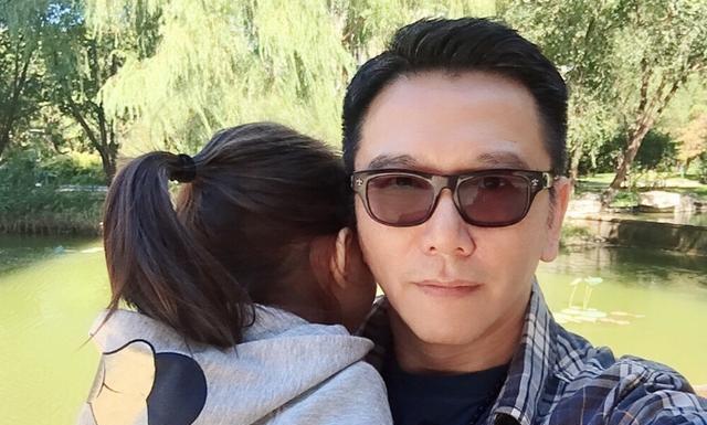 54岁万人迷温兆伦全家福曝光,三婚娶小20岁娇妻,女儿长成这样