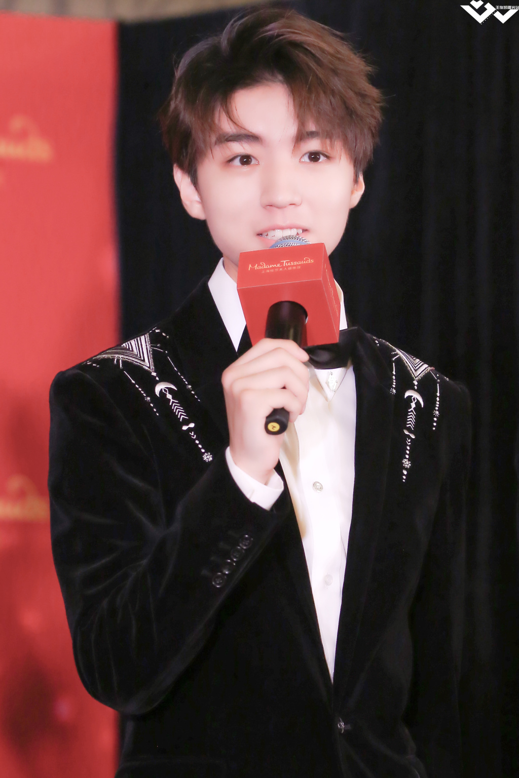 王俊凯帅气亮相蜡像揭幕仪式!蜡像揭晓后表情尴尬而不失礼貌!