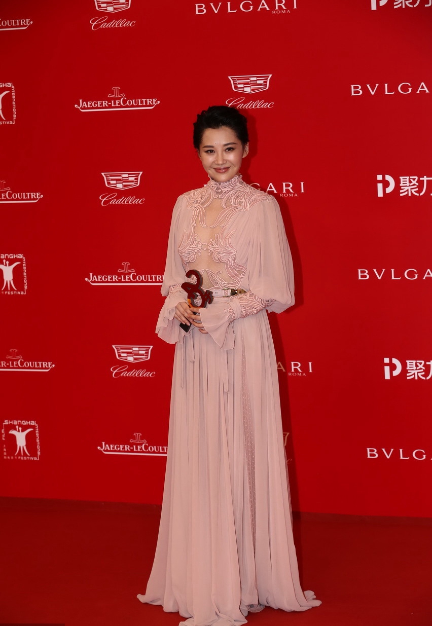 许晴,图三一袭抹胸黑长裙美得太出众,丝毫不见老!