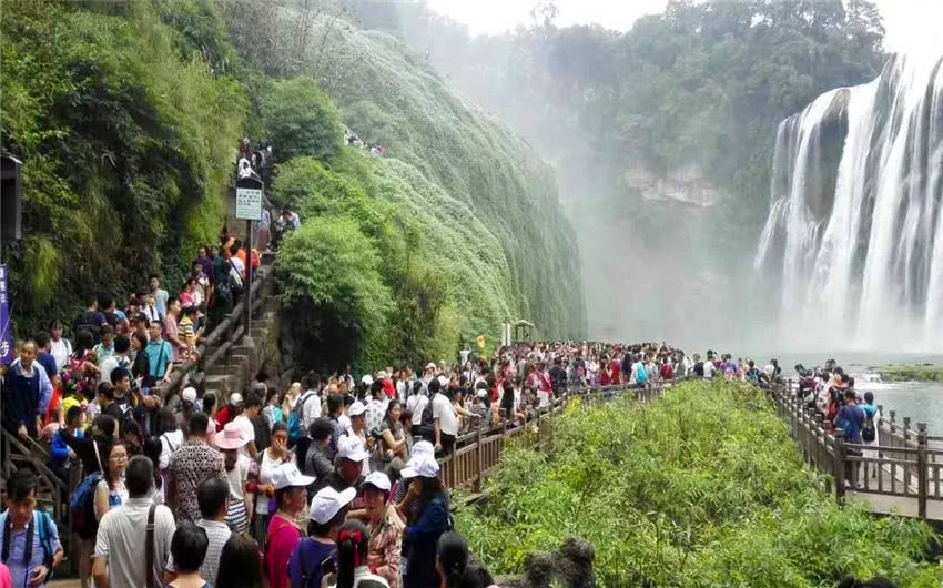 又到了节假日出行的时候,被旅游的人海淹没,景色一点儿没看到!
