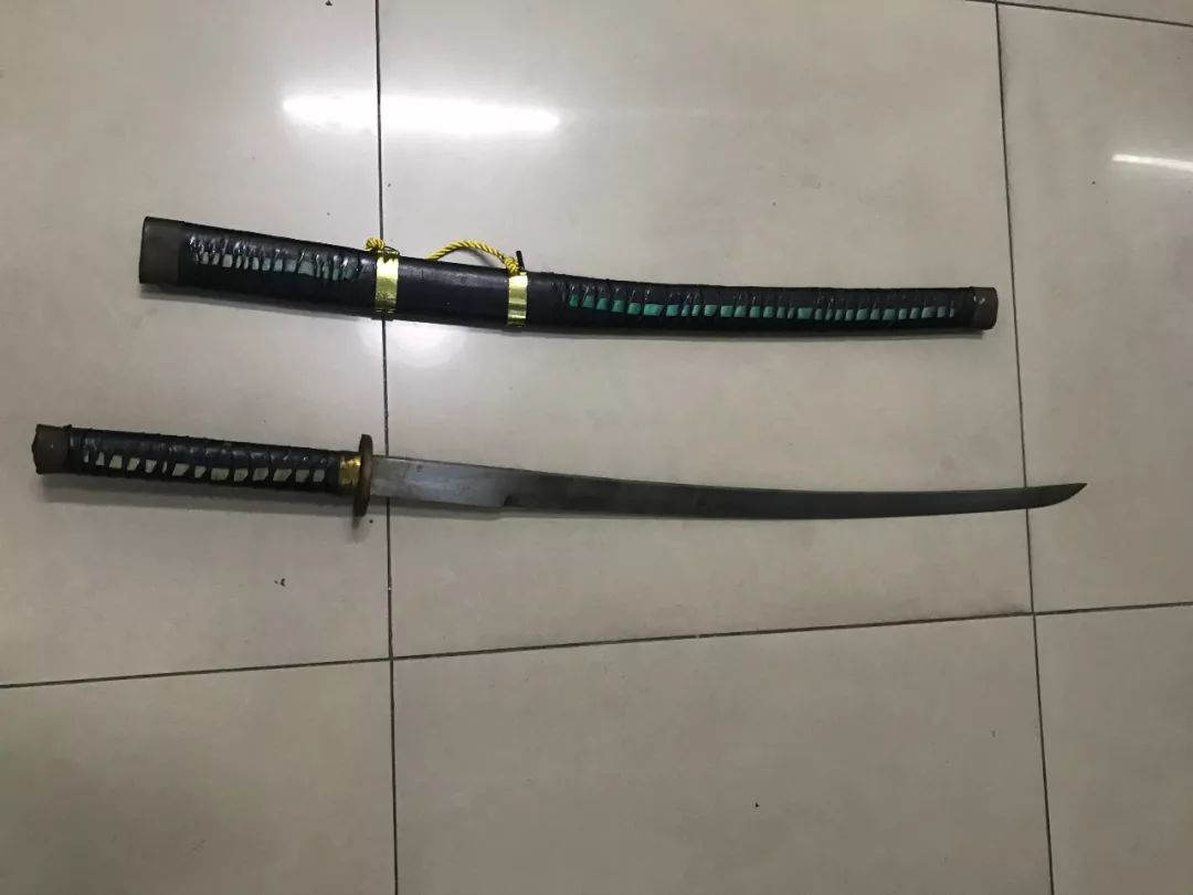 济南一男子怀疑邻居偷凳子,酒后闹事举长刀对峙民警,还声称有枪有子弹