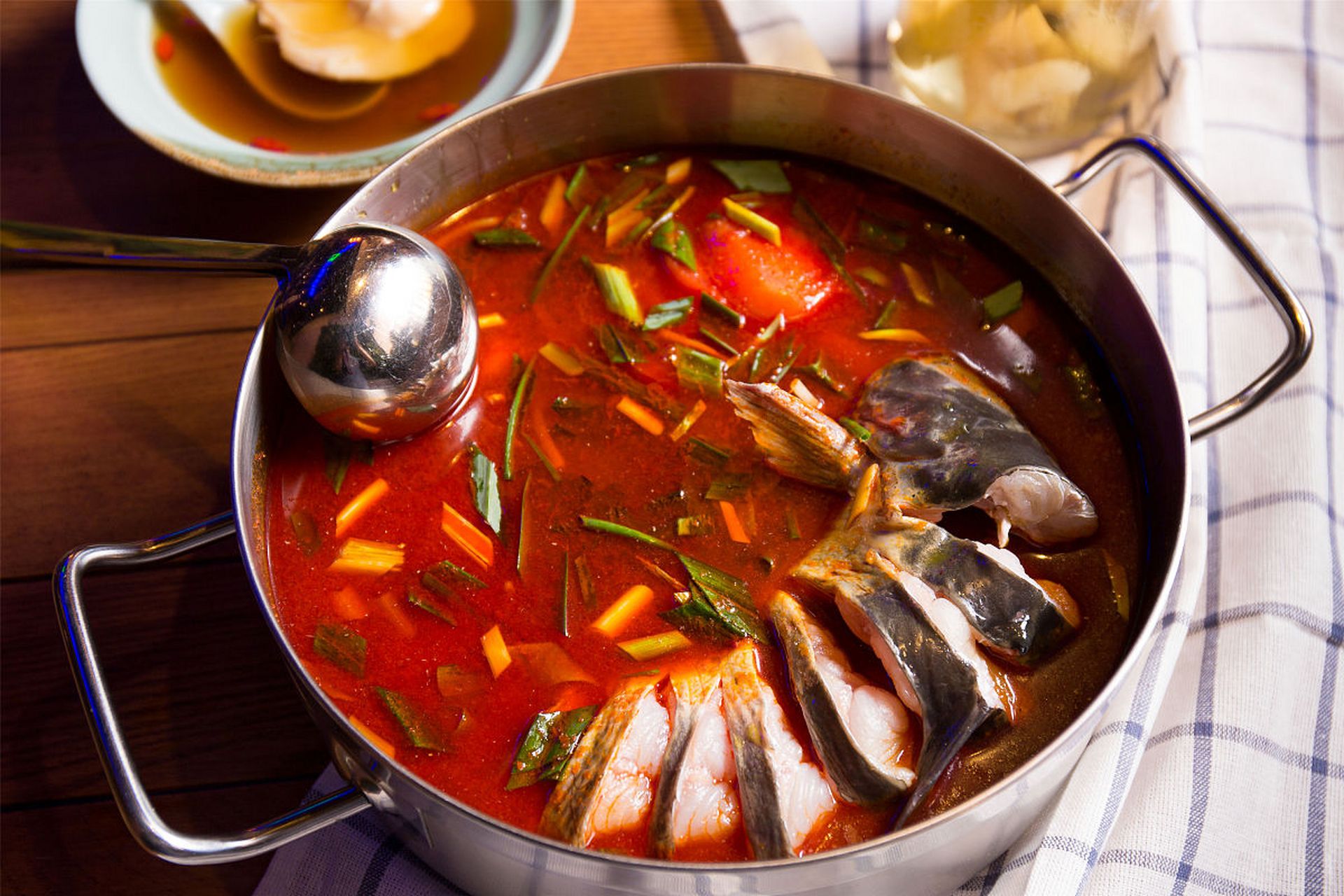 五千年食光# 贵州代表菜:酸汤鱼 酸汤鱼,这道苗族独有的美食,其肿作