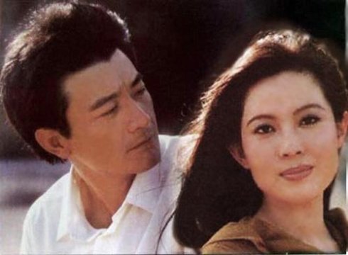 29岁走红,后为照顾女儿放弃事业,64岁仍忘不了妻子被杀之痛