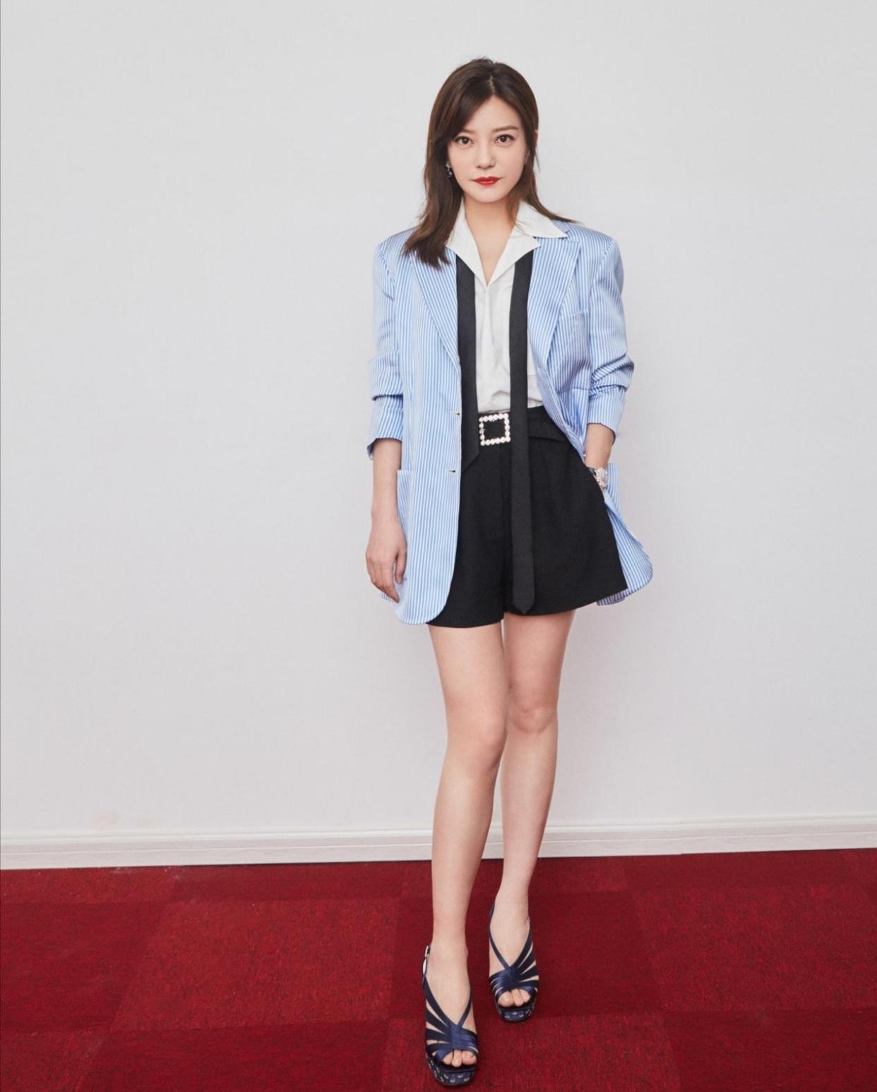 赵薇身穿浅蓝色竖条纹西装秀美腿,和林心如同框比美,引发回忆杀