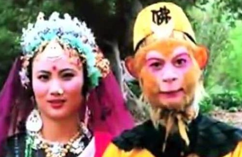 《西游记》罕见照片:图1六小龄童老婆于虹,图2化妆师为龙王化妆