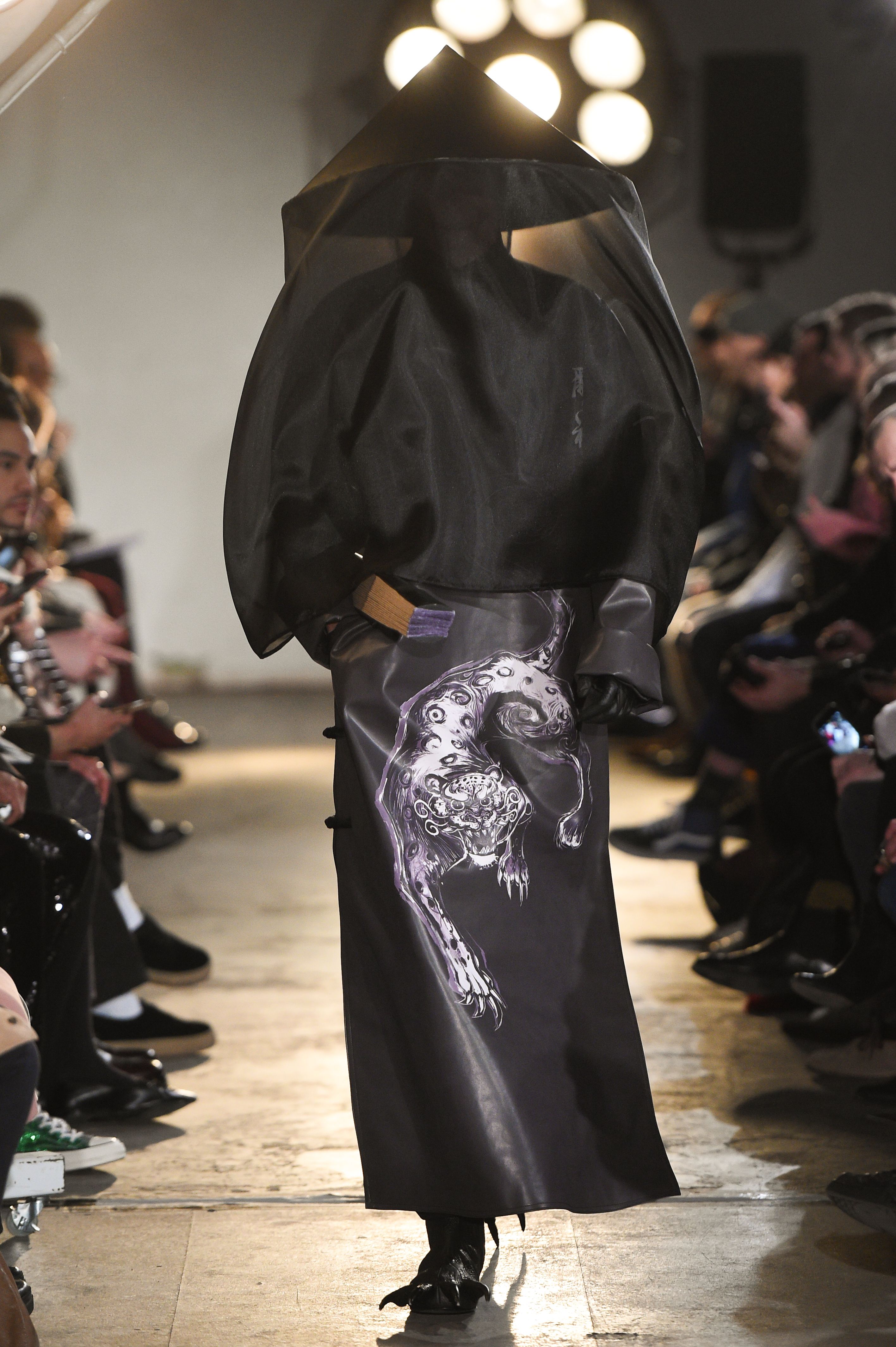 [20](外代二线)伦敦时装周——中国设计师周翔宇作品时装秀