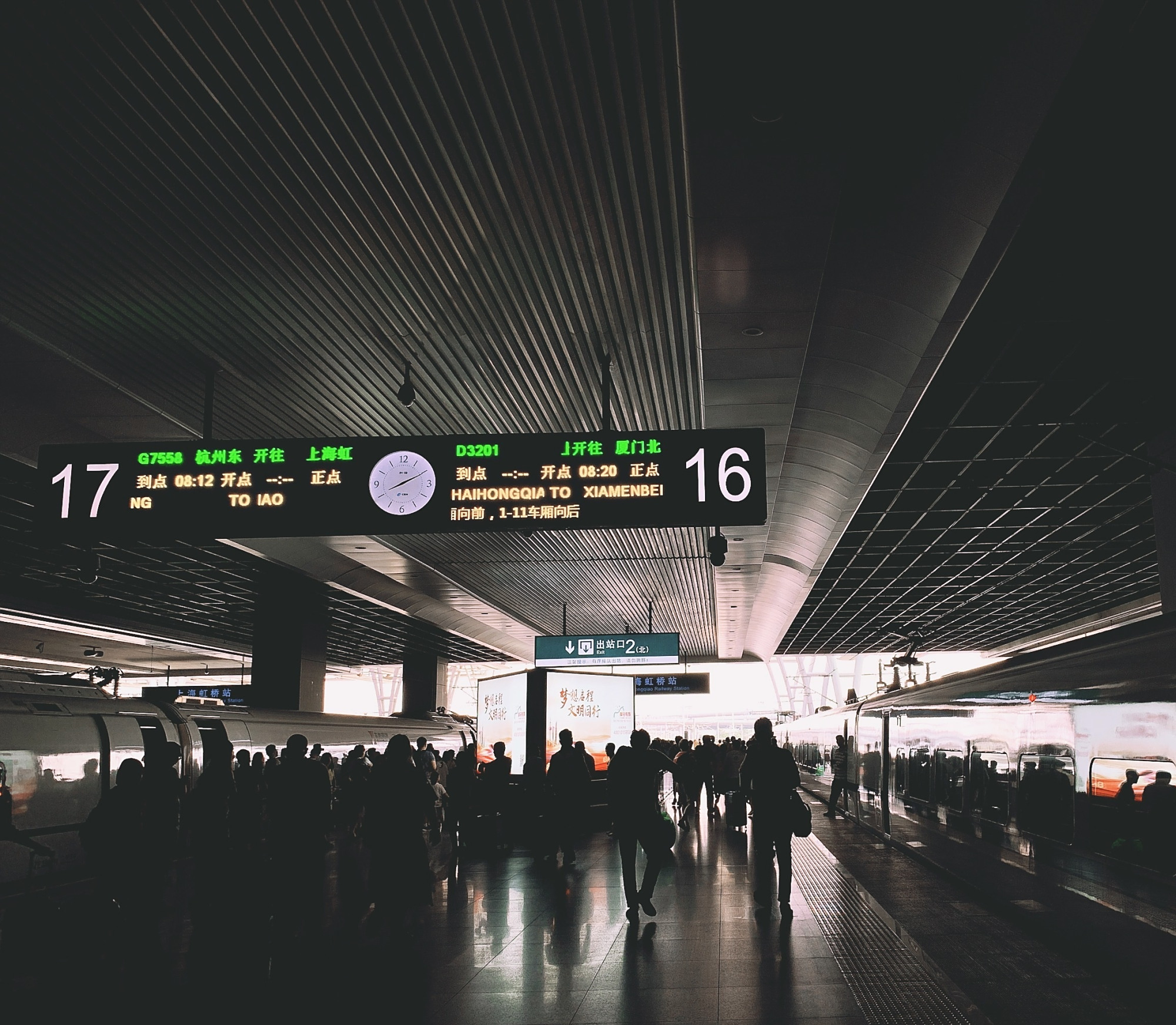 上海虹桥站有16站台,30股道和万人大厅,却依然时常不堪重负