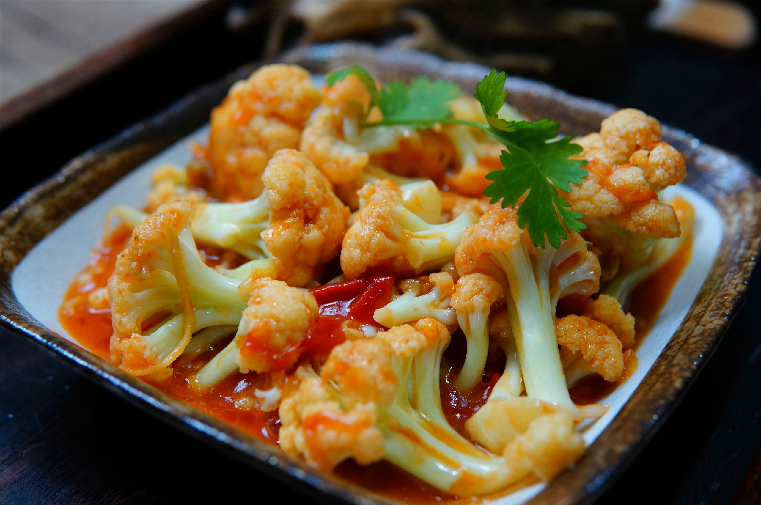 大火翻炒几下后,一盘色香味俱全的茄汁花菜就做好了,酸甜可口,孩子们