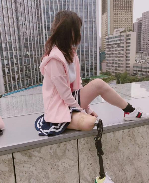 95后独腿女孩自闭2年,健身游泳走出阴影,练出马甲线!