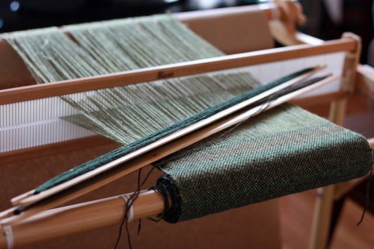 手工纺织纺线织布机,满满的艺术感!