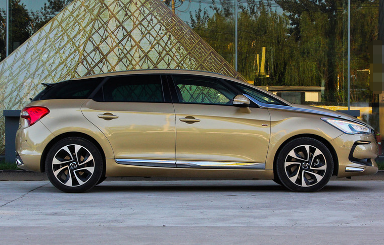 长安ds5是同等级车中的颜值担当,是年轻人的首选车型!