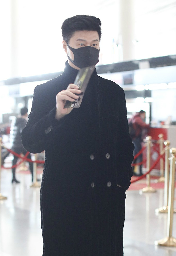 帅气!范冰冰爸爸范涛身材高大星味足 机场大秀模特步堪比男模