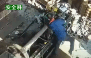 惨剧!工人被卷入搅拌机死亡,脚和腿折成90度!
