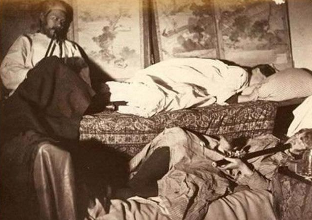 【清末珍贵老照片:抽大烟的女子欲仙欲死,图4算命馆里的算命先生】图1