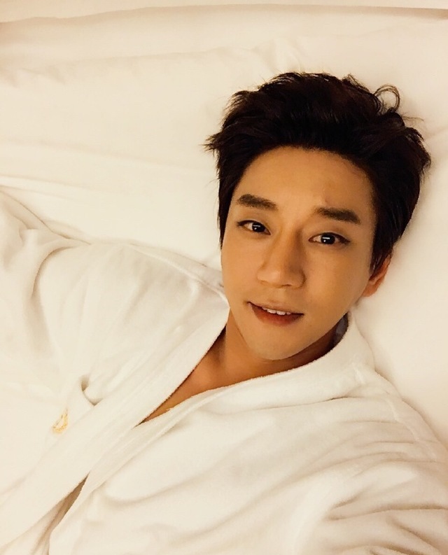 黄致列深夜酒店自拍 眼睛布满红血丝 凌晨四五点才睡粉丝心疼