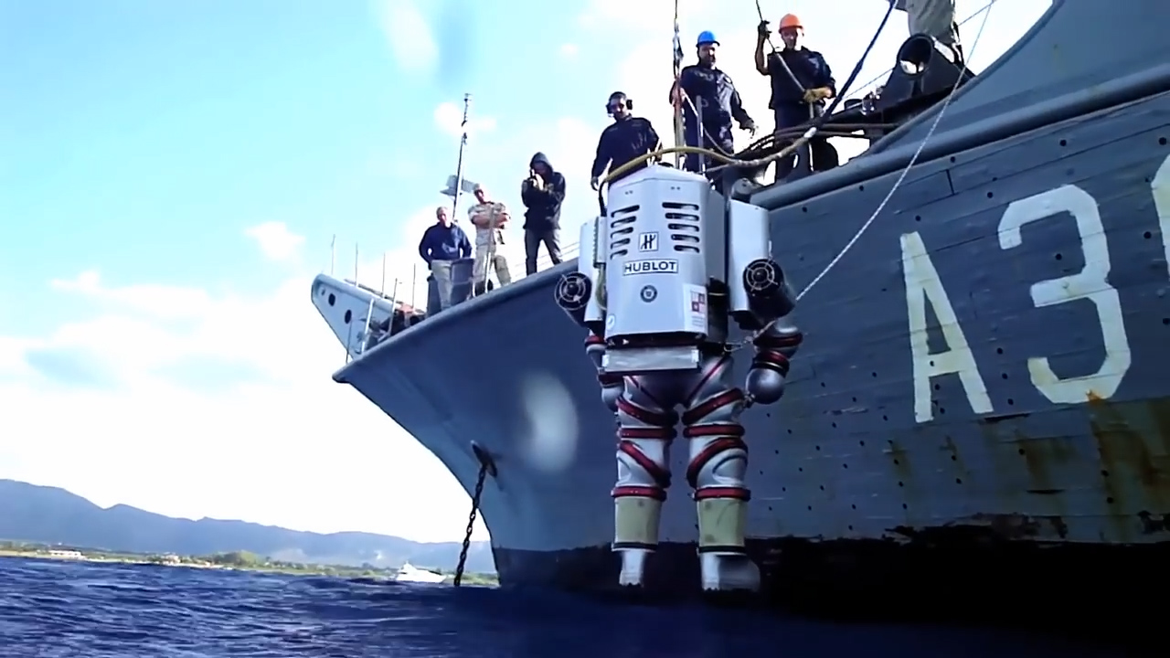 神奇的高压潜水服,可以在水下呆50个小时,最大潜水深度330米