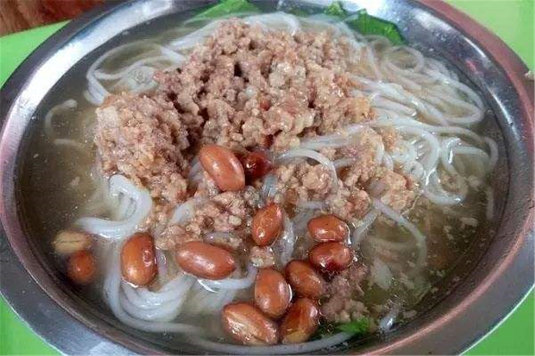 鲜肉粉:早上不宜重口味,而鲜肉粉偏清淡,而且鲜肉粉的量很足.