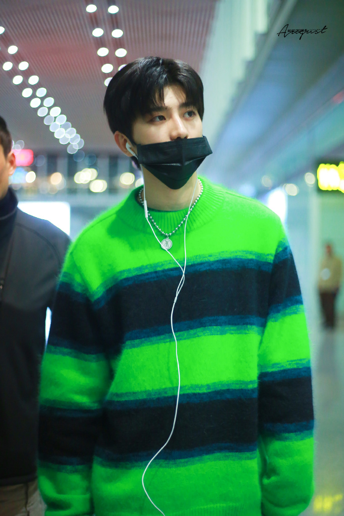 蔡徐坤穿绿色毛衣搭配黑色裤子现身机场,戴黑口罩遮面挡不住帅气