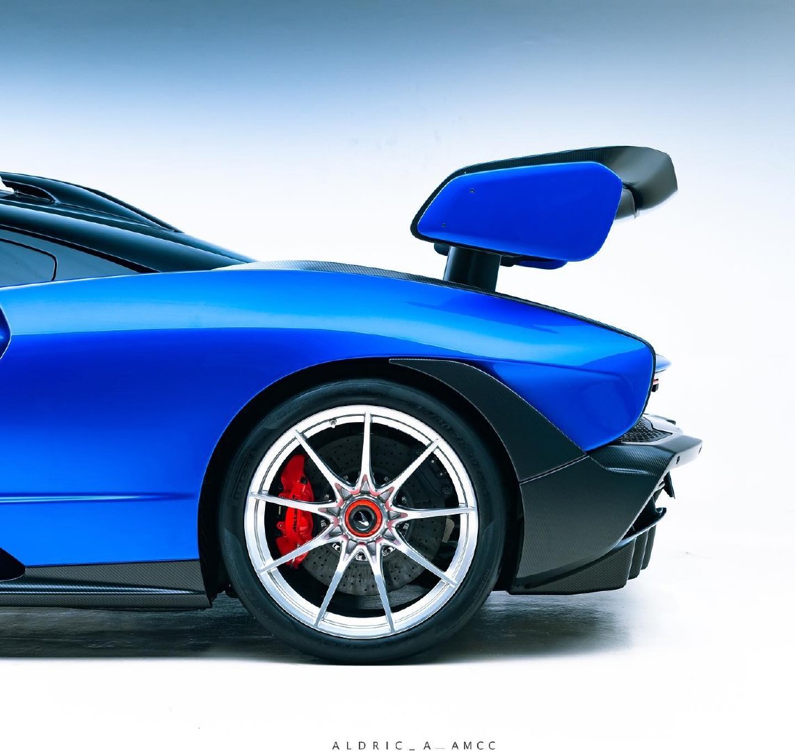 蓝色迈凯伦塞纳,红色内饰非常赞!