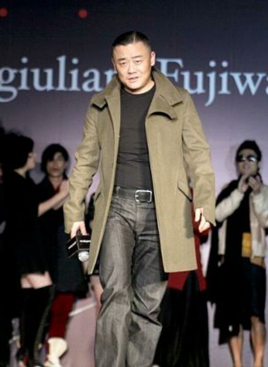 鄢军在美起诉周立波夫妇,要求赔偿4500万美元