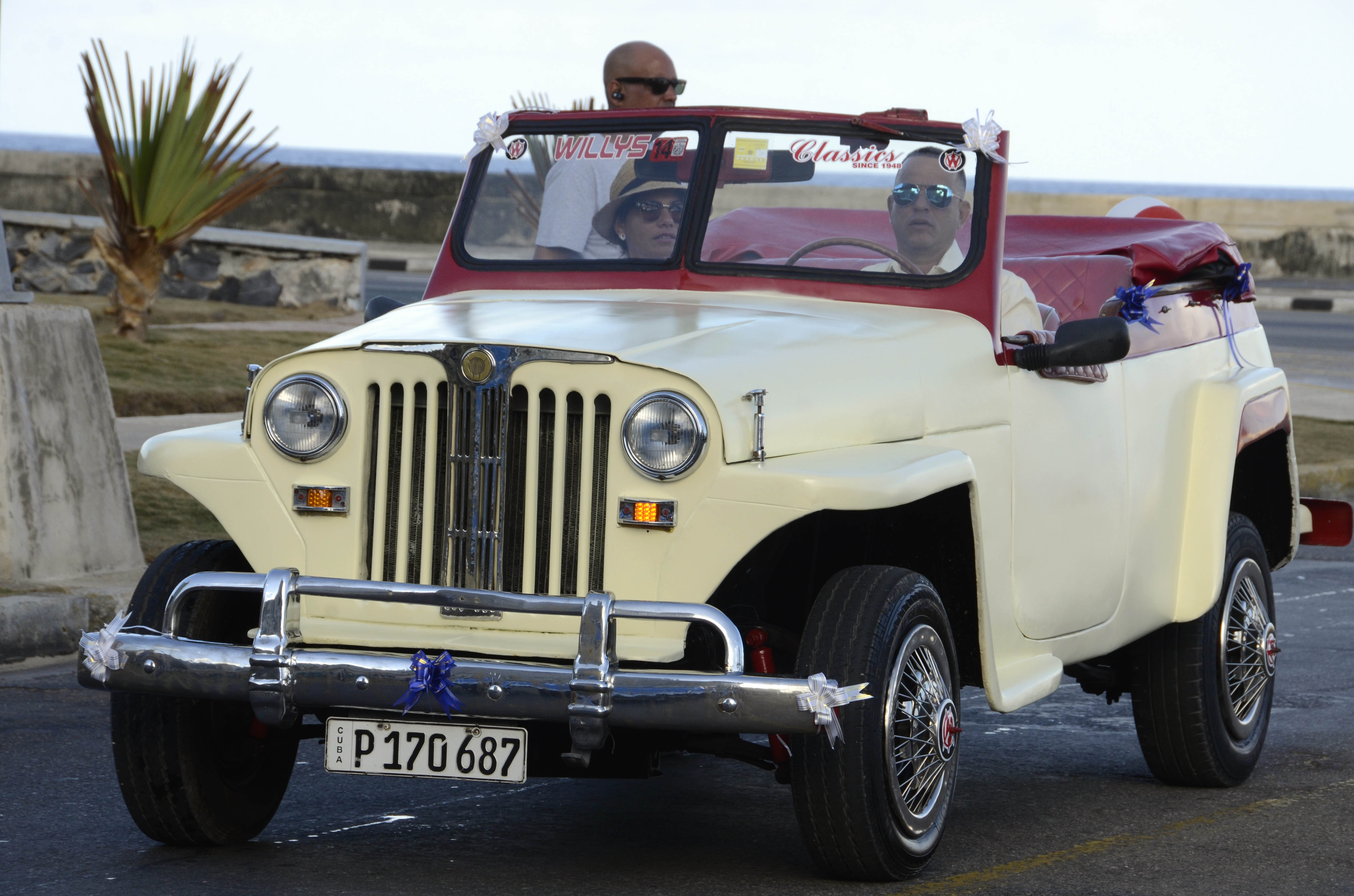 1月5日,在古巴首都哈瓦那,参赛老爷车在路上行驶.