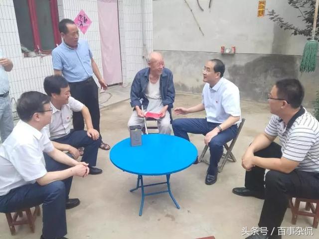 扶风:周宇松走访慰问老党员和困难党员