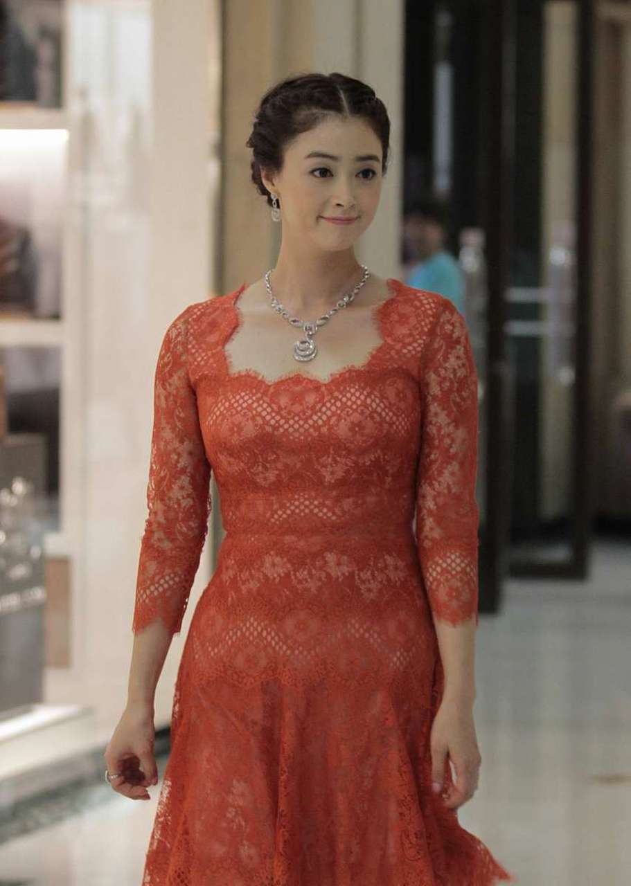 蒋欣,这位中国著名的女演员,以其出色的演技和迷人的个性赢得了观众的